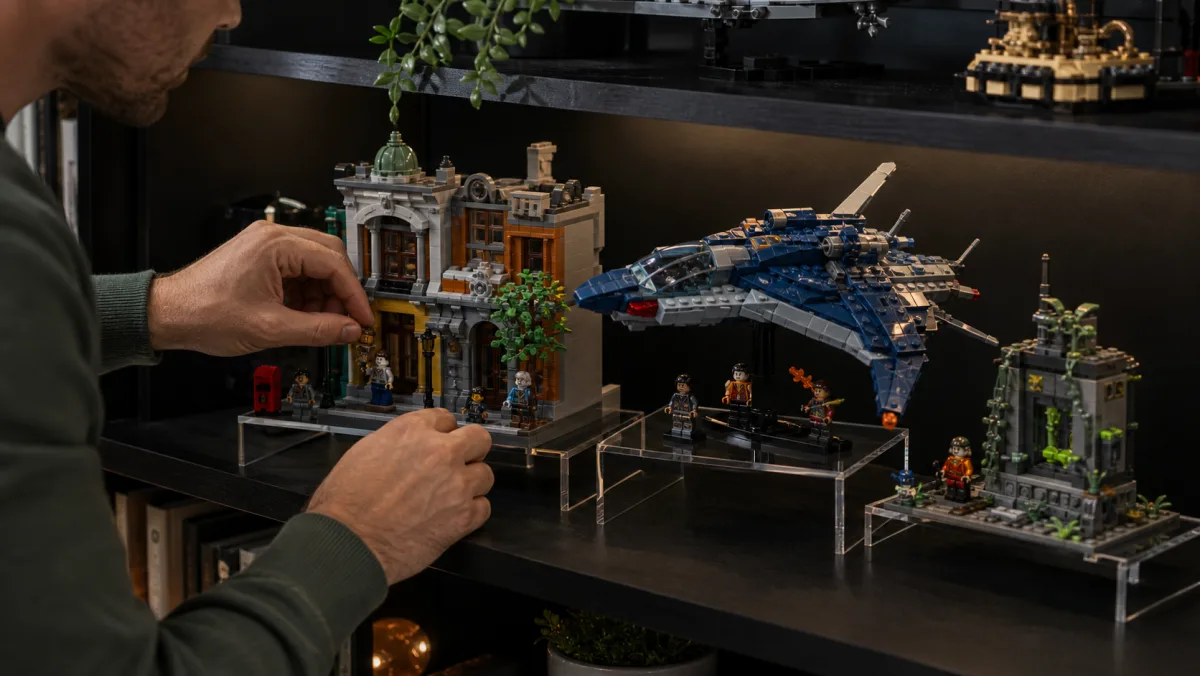 Action-Stadtdisplay aus Ziegelsteinen mit Glasturm, rotem Fahrzeug, blauem Flugzeug und mechanischem Ausstellungsmodell