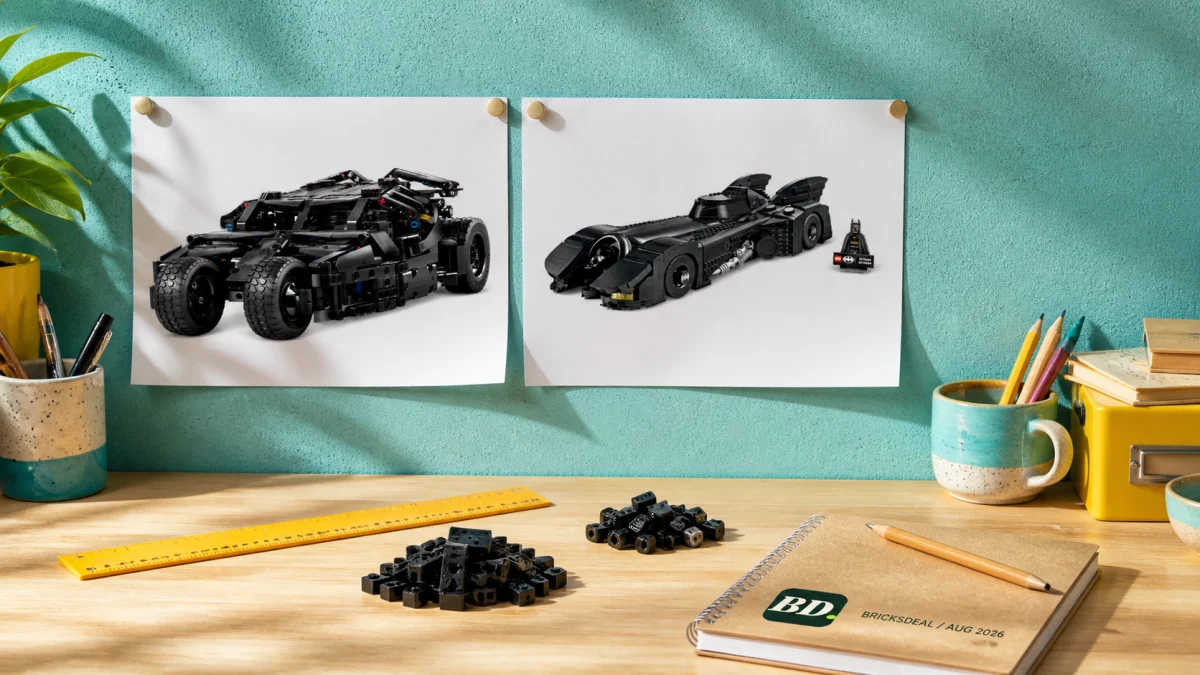 Officiële beelden van twee zwarte LEGO Batmobiles op een zonnige turquoise studiowand